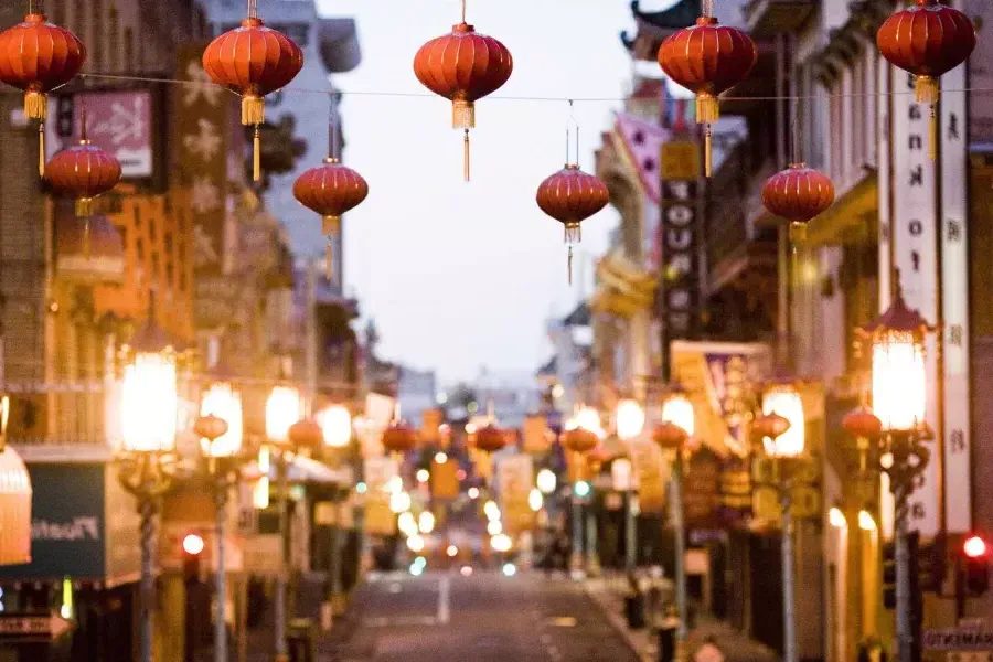 Nahaufnahme einer Reihe roter Laternen, die über einer Straße in Chinatown hängen. San Francisco, Kalifornien.