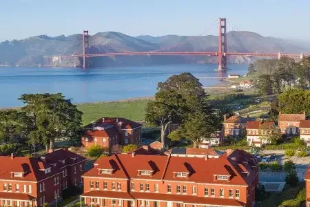 Luftaufnahme des Walt Disney Family Museum mit der Golden Gate Bridge im Hintergrund