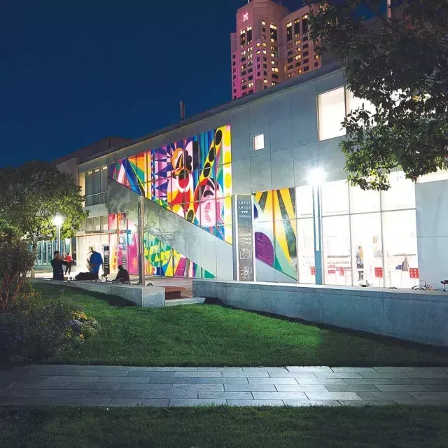 Außenansicht des Yerba Buena Center for the Arts bei Nacht.